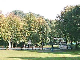 Liegewiese im Freibad Aschberg. © GeorgHH